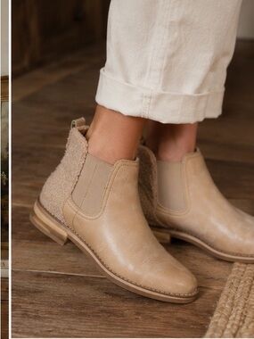 TOMS ($160) Shearling Chelsea Booties Beige Tan Cozy Cottagecore Ankle Sz 7